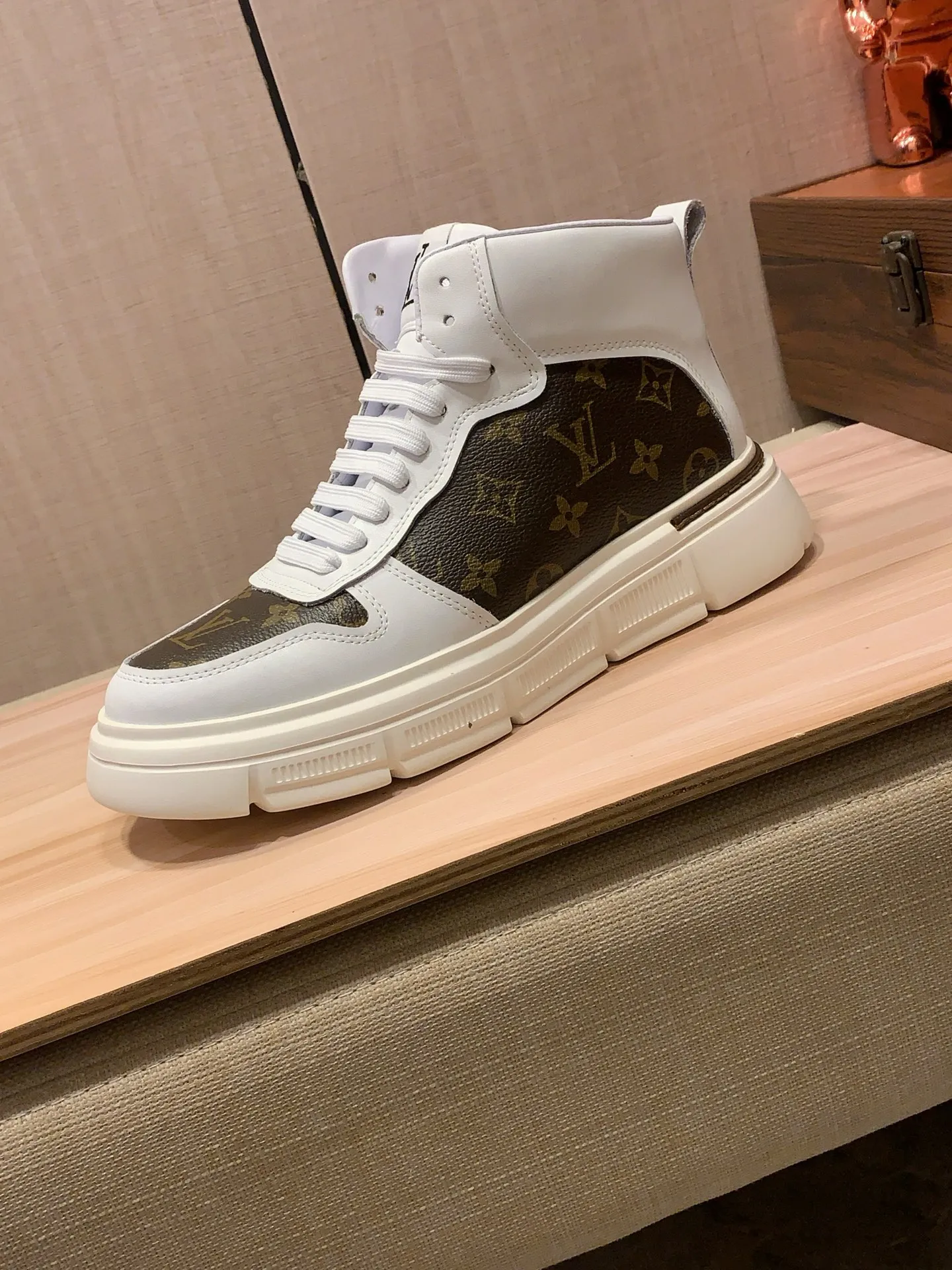 High-top men's shoes 💰442💰💰🎩🎩[Lightning][Lightning] "Lv*" The latest • popular casual shoes, top brand [Seduce] luxury~purchase, top~quality. [Strong] The upper is made of imported breathable cowhide with material ➕ breathable sheepskin feet (•) and fine workmanship. The original stylish and stylish soft rubber wear-resistant and non-slip outsole is light and comfortable on the feet. The real thing looks better when photographed. 122: code: 38-44, 2️⃣ colors selected
